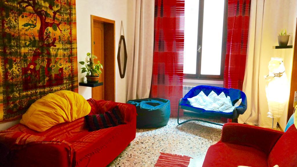 Hostal The Academy *