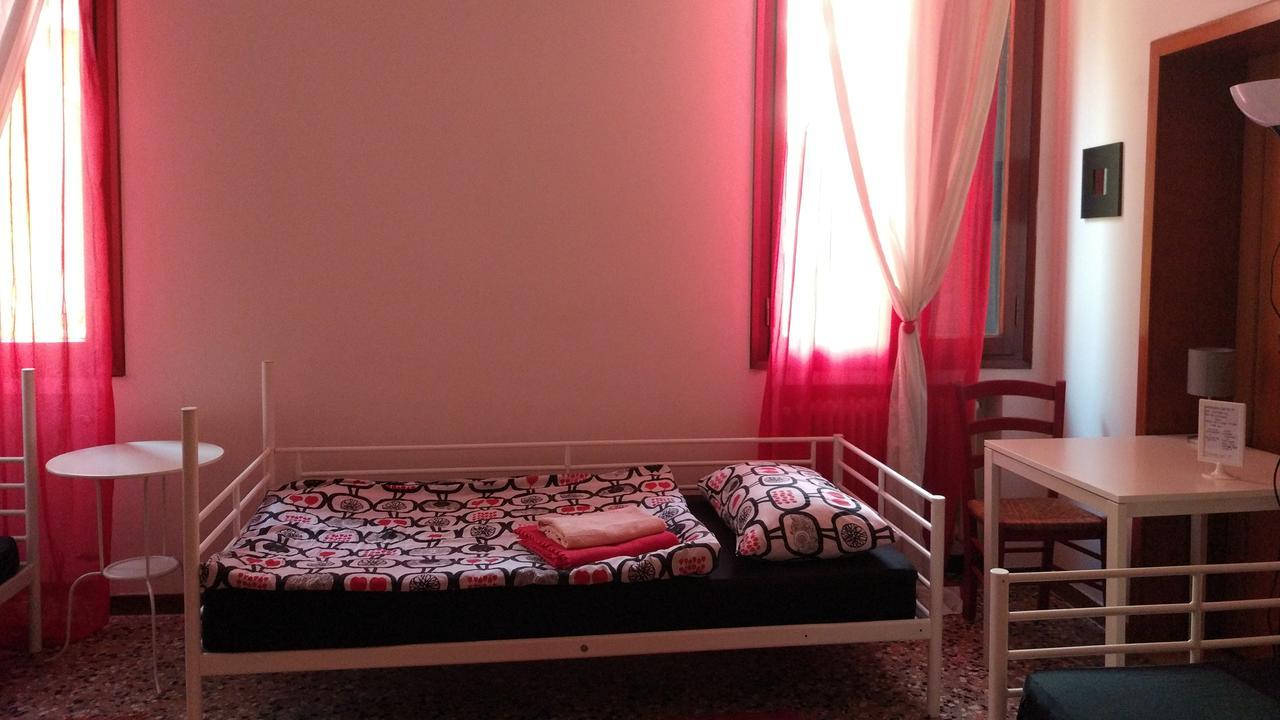 The Academy Hostal Venecia